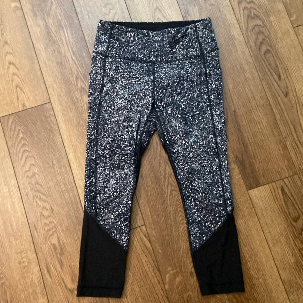 Lululemon crops size 6